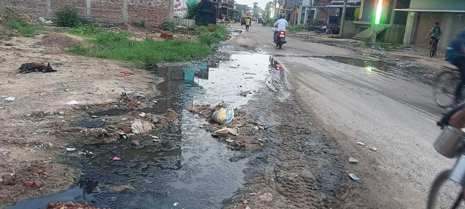 सूर्यपोखरा सरबहदा रोड में नाली नहीं होने से रोड पर जमा रहता है गंदा पानी