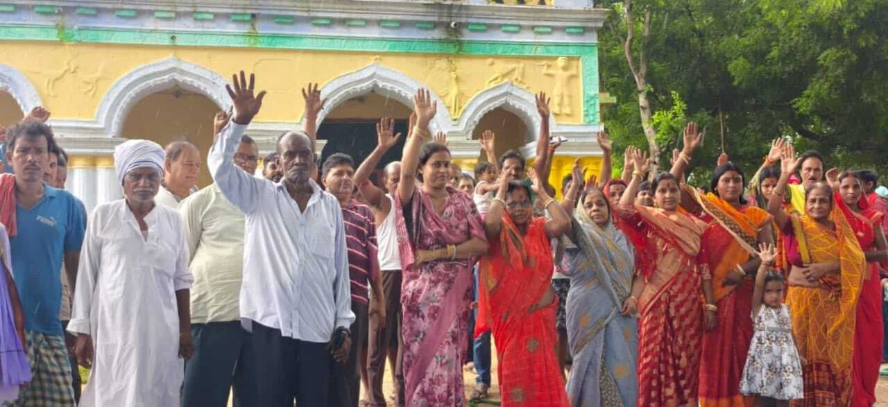 चार सूत्री मांगों को लेकर बरमसिया के लोगों ने किया प्रदर्शन