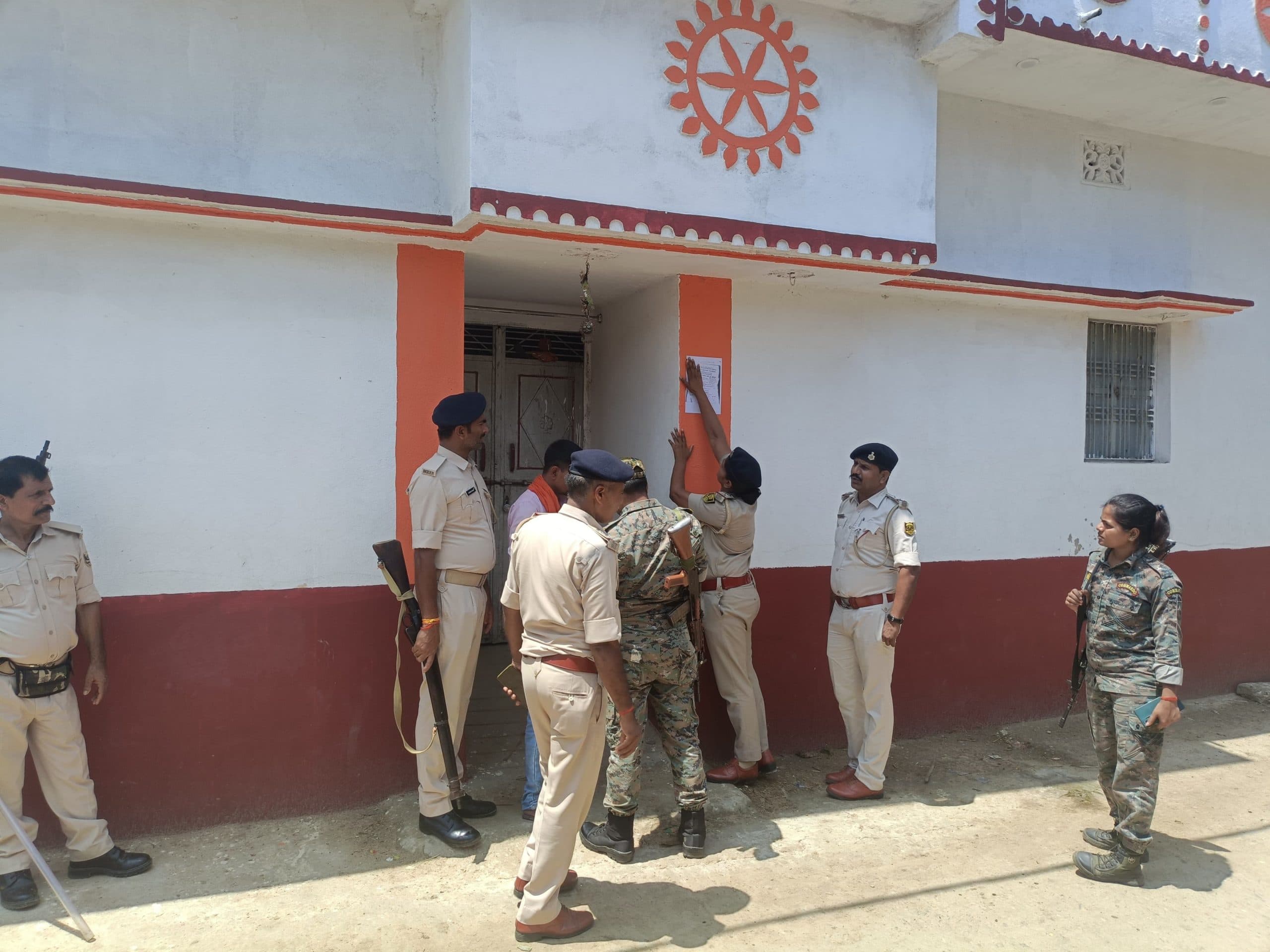 दहेज हत्या के आरोपी पति-पत्नी व पुत्र के घर पर चिपकाया इश्तेहार