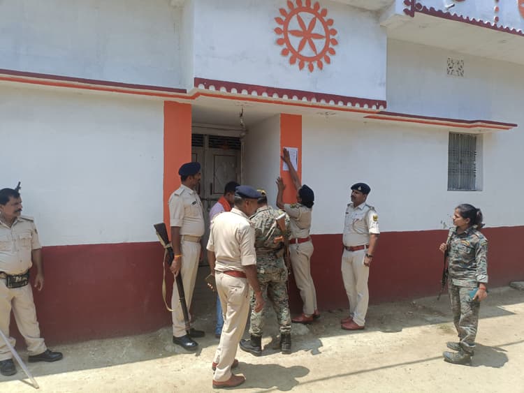 दहेज हत्या के आरोपी पति-पत्नी व पुत्र के घर पर चिपकाया इश्तेहार
