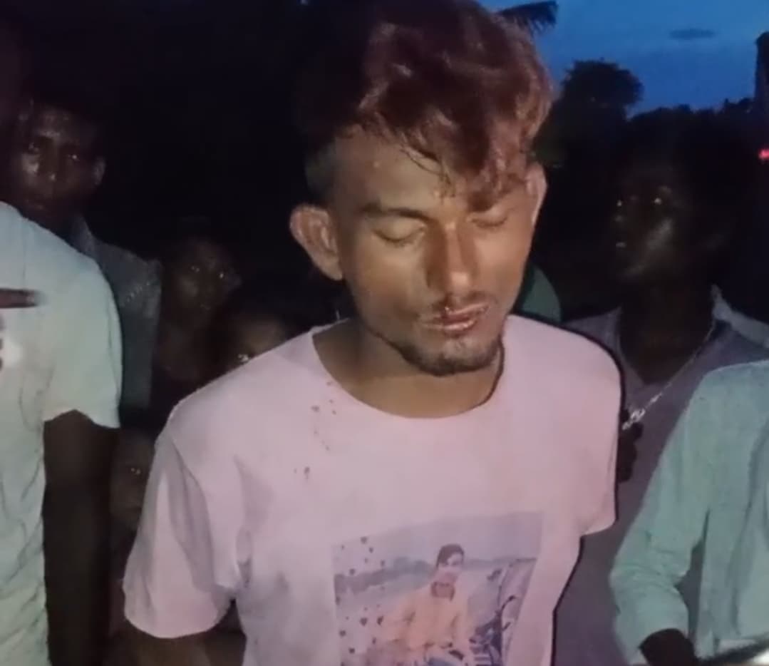 खस्सी चोरी के आरोप में  ग्रामीणों ने एक युवक को पकड़ खूंटे में बांध जमकर की पिटाई