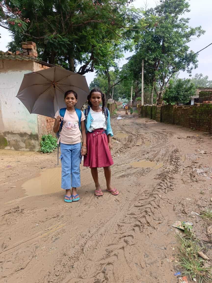 मंगरुतरी में सड़क पर पसरा कीचड़, चलना हुआ मुहाल