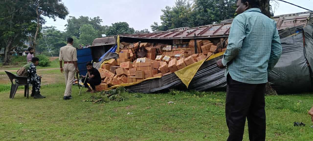 मधुपुर: तेल से भरा ट्रक अनियंत्रित होकर पलटा, बाल-बाल बच चालक व खलासी