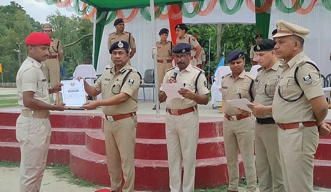 डीआइजी ने 628 नव चयनित सिपाहियों को दिलायी कर्तव्य व निष्ठा की शपथ