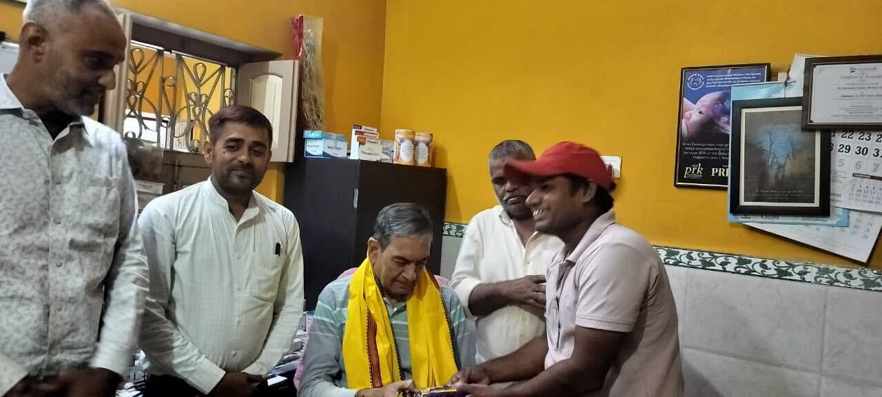 दवा विक्रेता संघ ने चिकित्सकों को किया सम्मानित