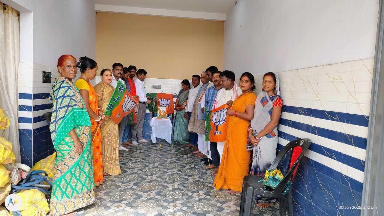 ओके :::: भाजपा नेताओं ने संताल के वीरों को किया नमन