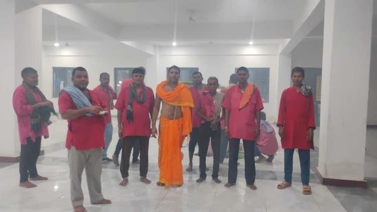 स्टेशन पर कुलियों को मिली नये भवन की सुविधा