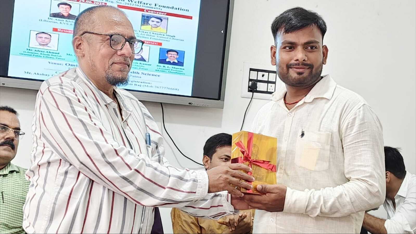 गिद्धौर के माधवेंद्र को मिला बेस्ट लाइब्रेरी प्रोफेशनल अवार्ड