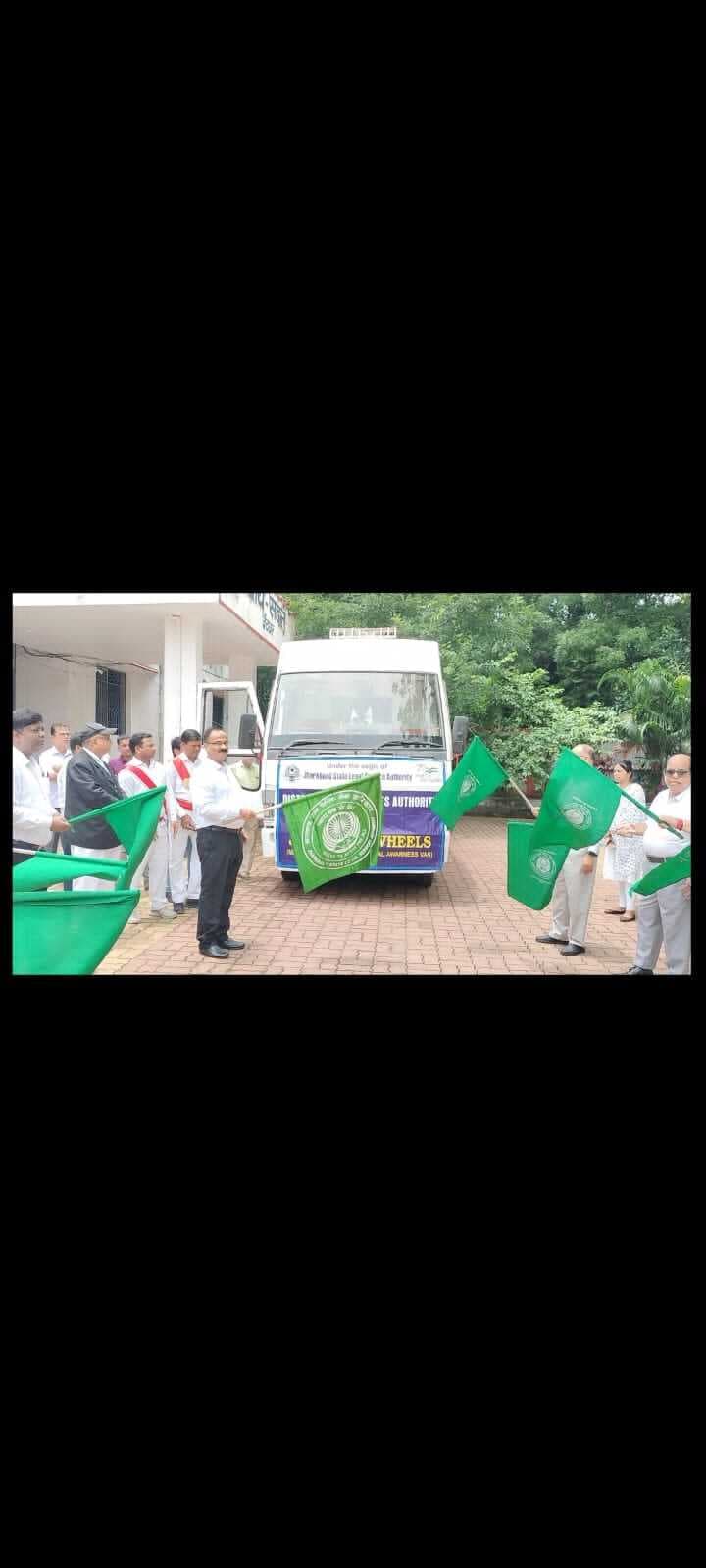 Deoghar news : जस्टिस ऑन ह्वील्स को पीडीजे ने हरी झंडी दिखाकर किया रवाना