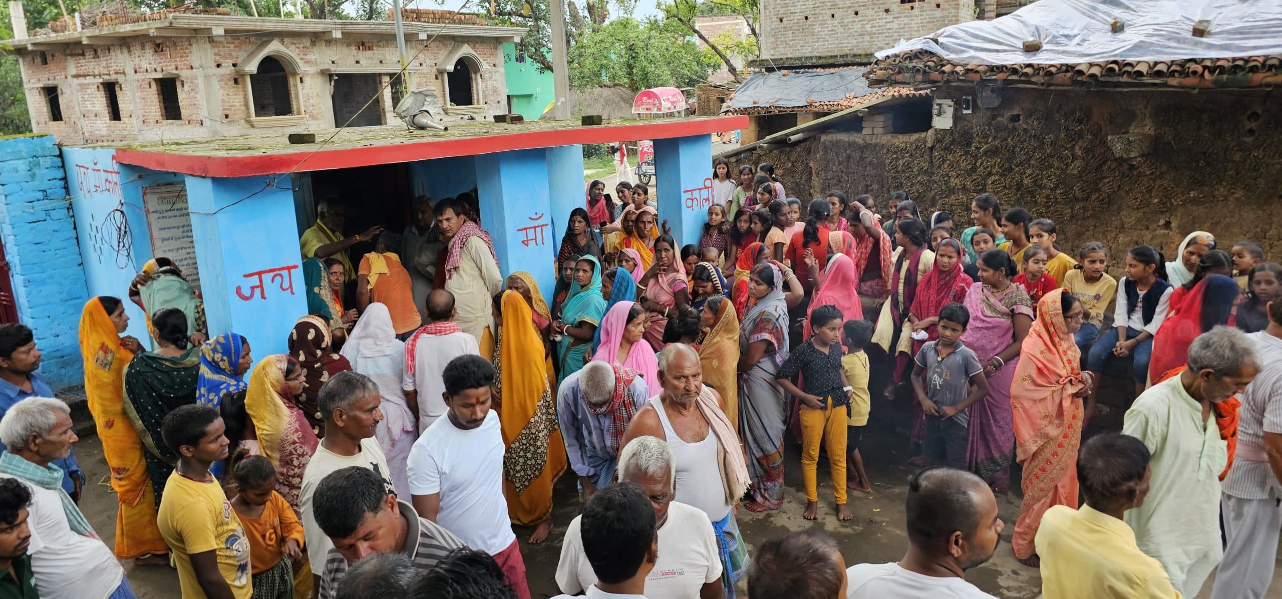 नवडीहा गांव में पारंपरिक काली पूजा में श्रद्धालुओं ने लिया भाग