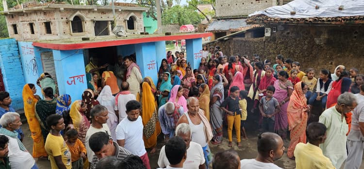 नवडीहा गांव में पारंपरिक काली पूजा में श्रद्धालुओं ने लिया भाग