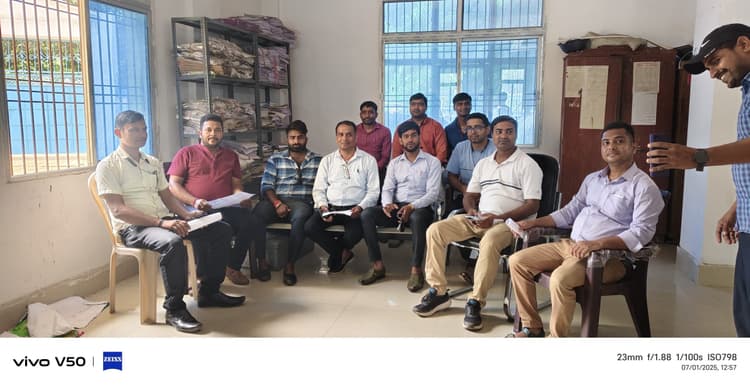 शंभुगंज में डाटा इंट्री ऑपरेटरों की बैठक