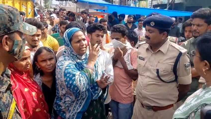 नदी में डूबने से युवक की मौत, आक्रोशित लोगों ने सड़क को किया जाम