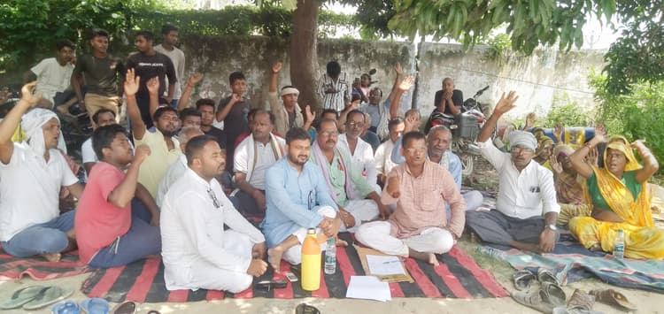 Madhubani News : जनसुराज के कार्यकर्ताओं ने दिया धरना