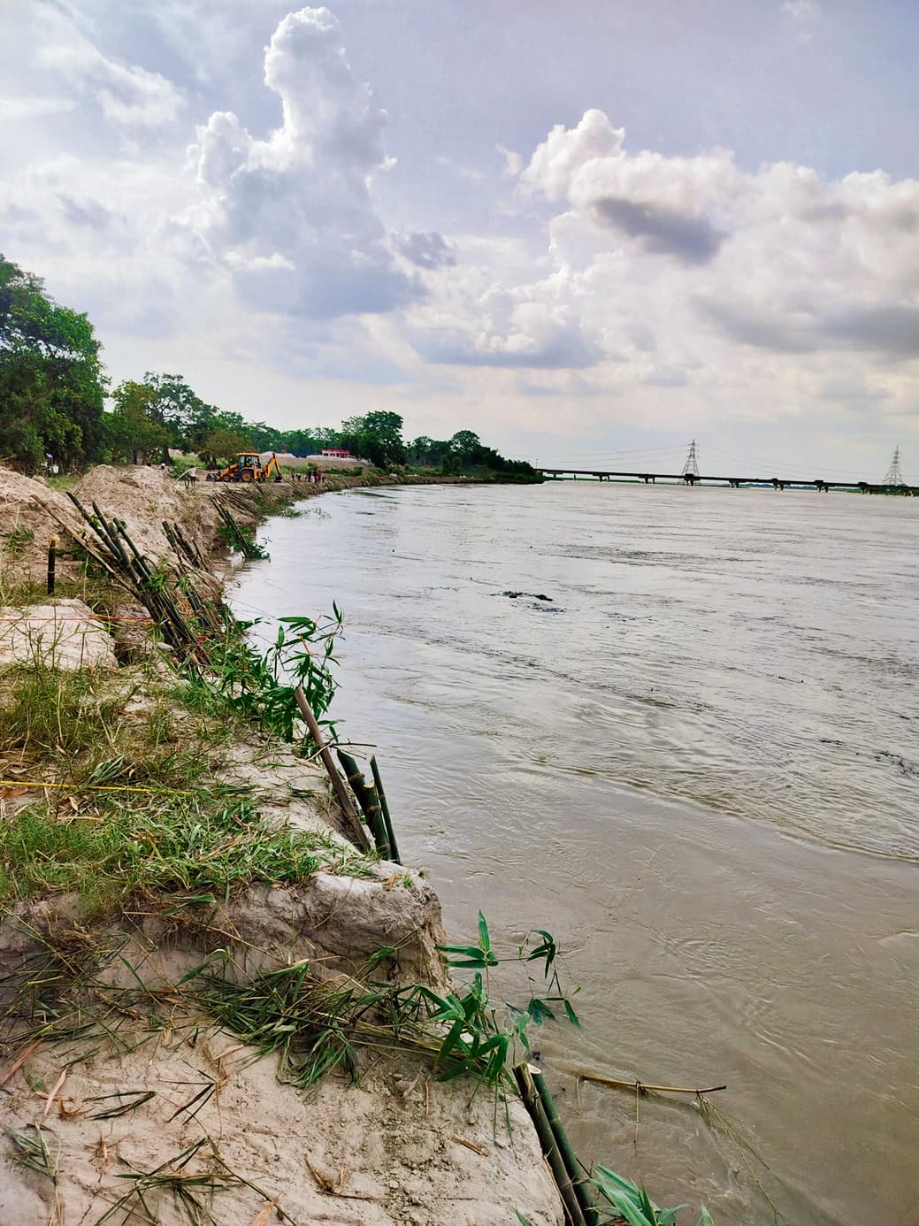 Gopalganj News  : दीपऊ-पकड़ी बांध पर पहुंचे बाढ़ संघर्षात्मक बल के अध्यक्ष, इंजीनियरों को किया अलर्ट