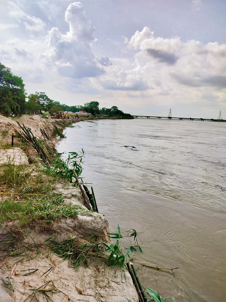 Gopalganj News : दीपऊ-पकड़ी बांध पर पहुंचे बाढ़ संघर्षात्मक बल के अध्यक्ष, इंजीनियरों को किया अलर्ट