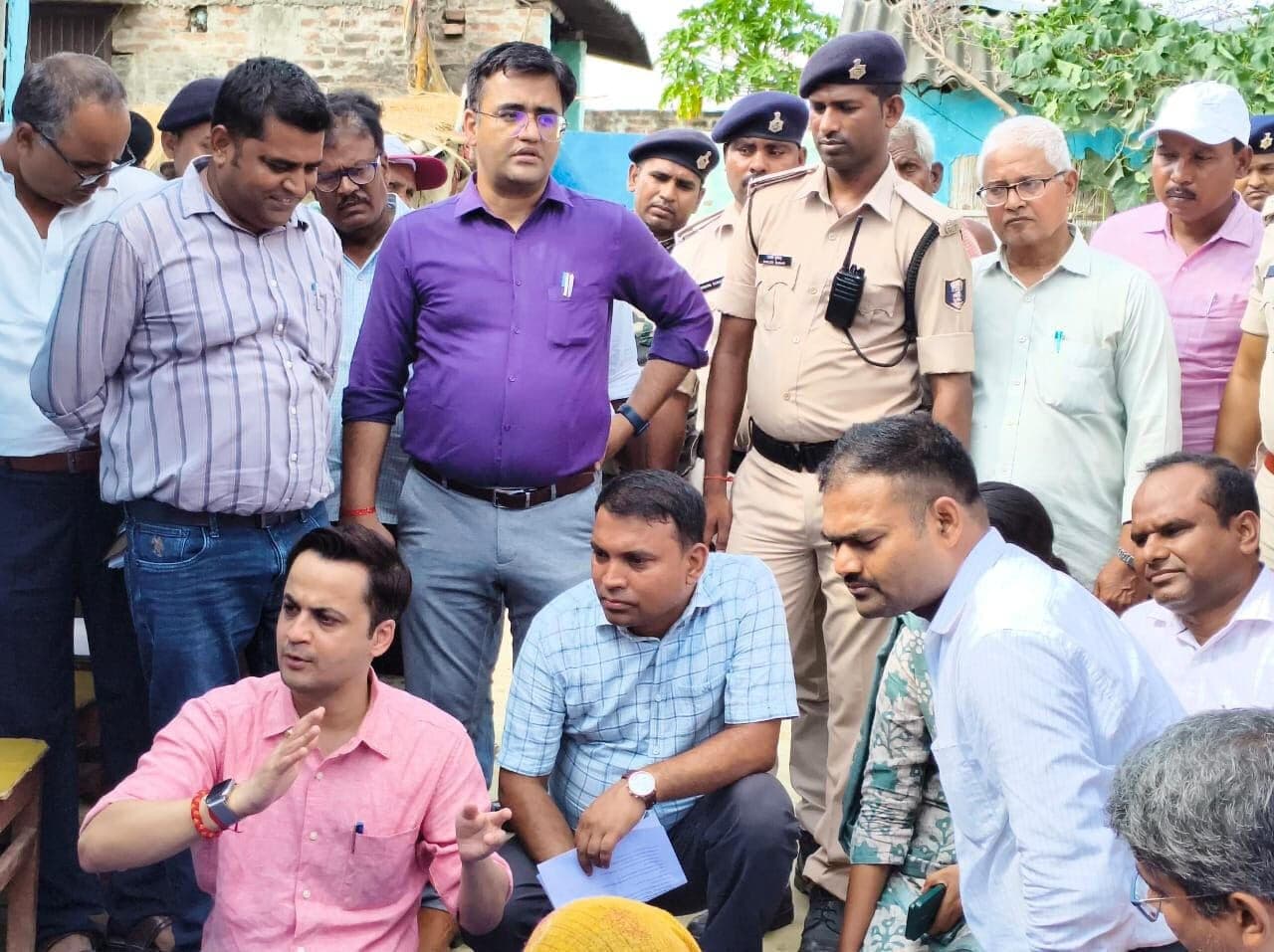 Madhubani News : सेलिबली पंचायत में डीएम ने मतदाताओं को किया जागरूक