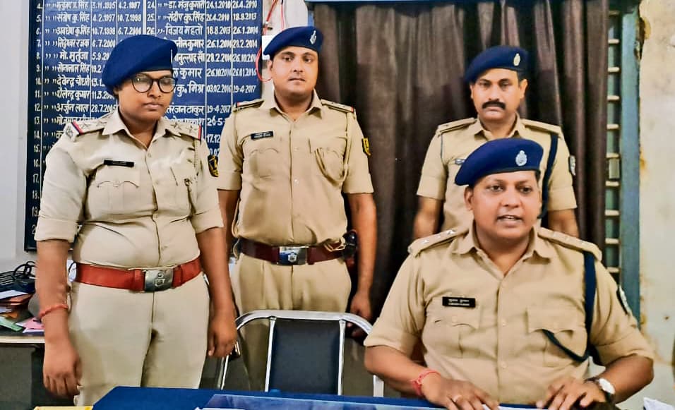 Hajipur News : 970 लीटर स्पिरिट, स्टीकर व ढक्कन बरामद, माफिया गिरफ्तार