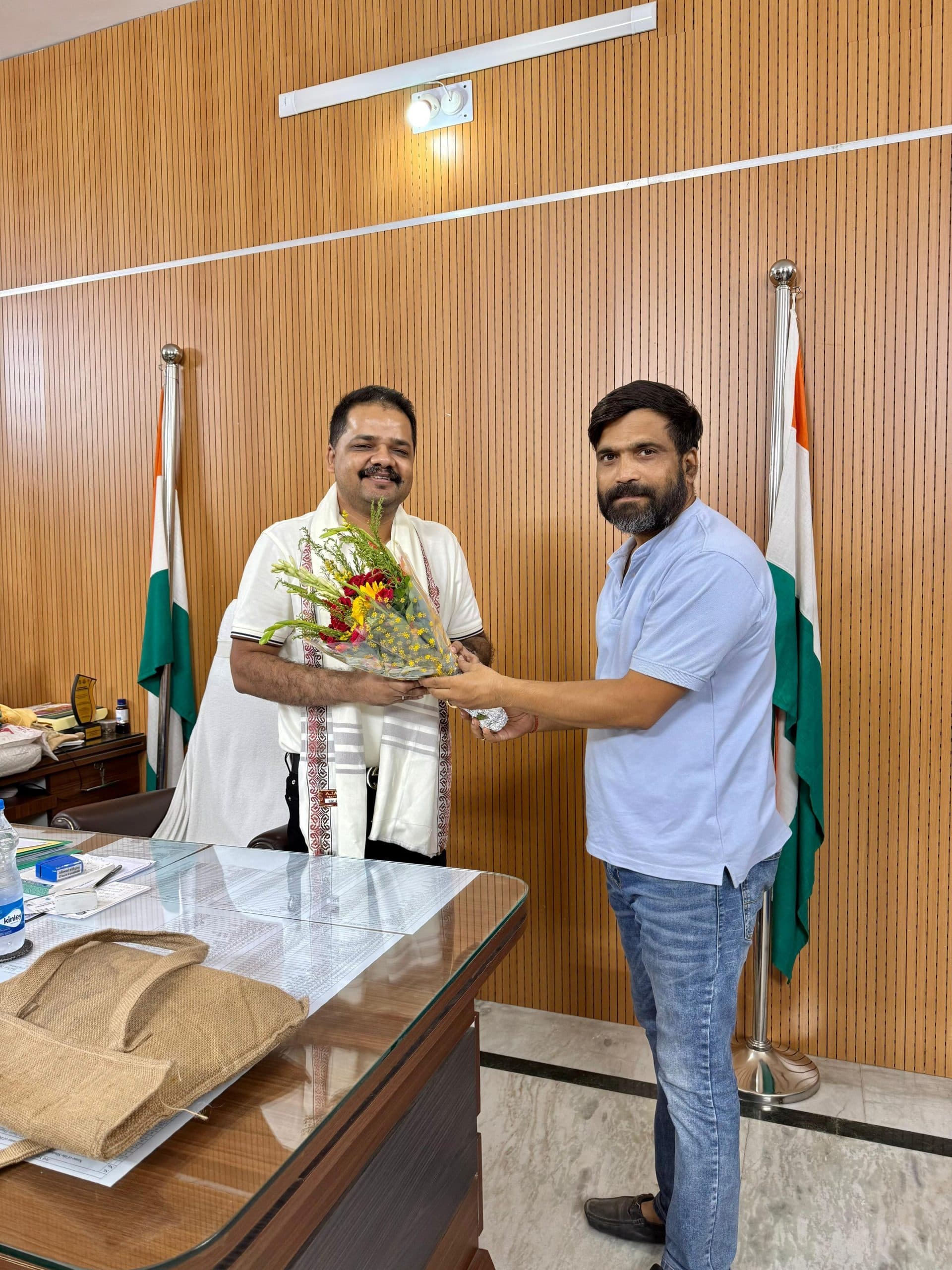 माता गुजरी यूनिवर्सिटी के रजिस्ट्रार को मिला सम्मान