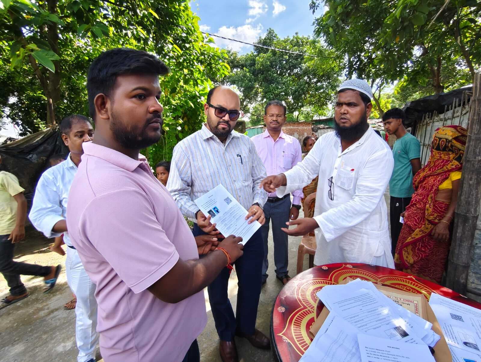 डीडीसी ने मतदाता सत्यापन के कार्य का किया निरीक्षण