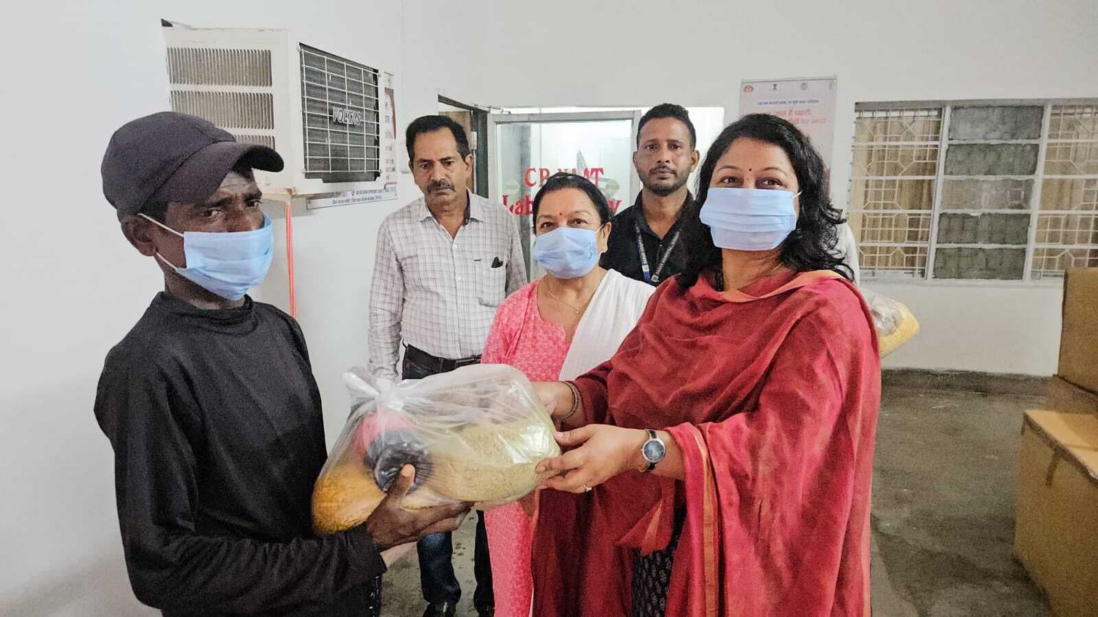 Giridih News: डीएसडब्ल्यूओ ने पांच टीबी मरीजों को लिया गोद