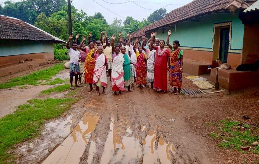 East Singhbhum News : ढागाकमल से डाकपाथर तक की सड़क जर्जर, ग्रामीणों का विरोध