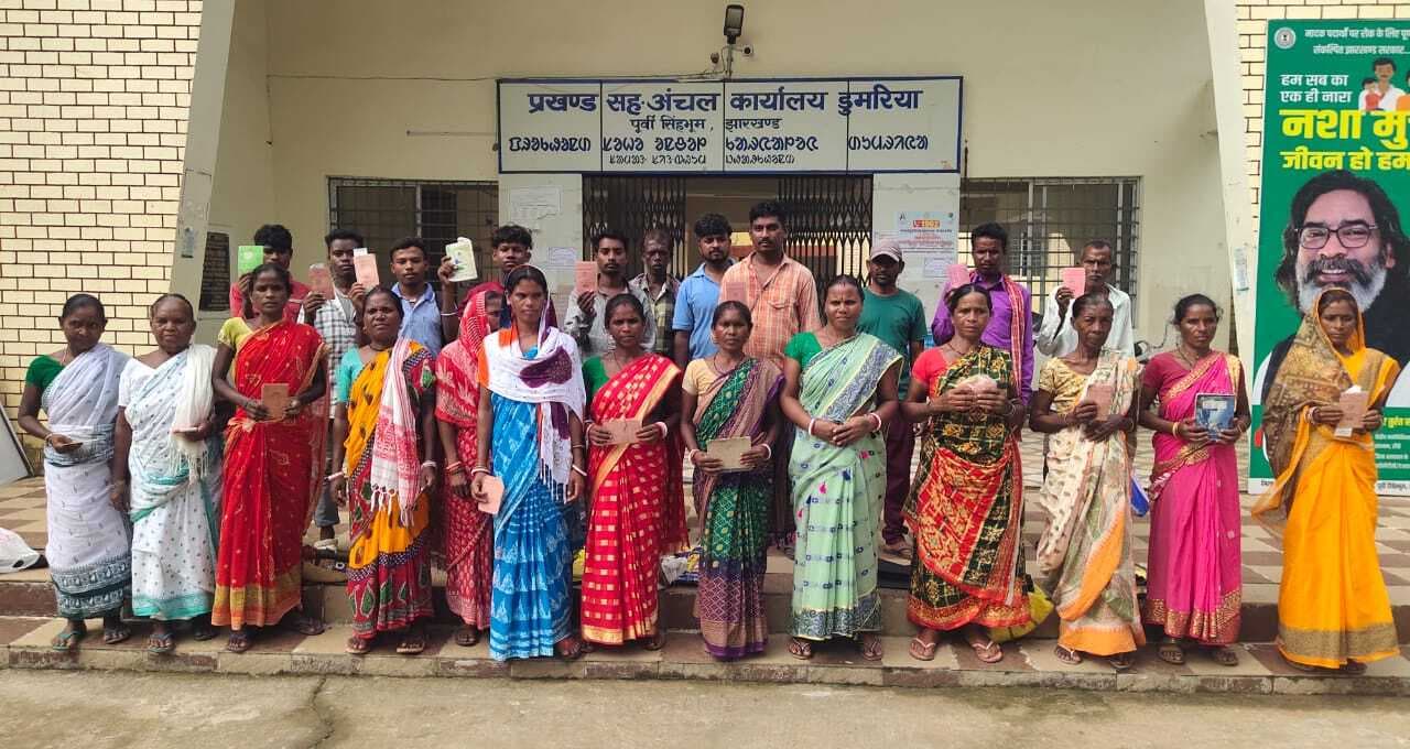 East Singhbhum News : दो माह का पंचिंग लेकर एक माह का दिया राशन, प्रदर्शन