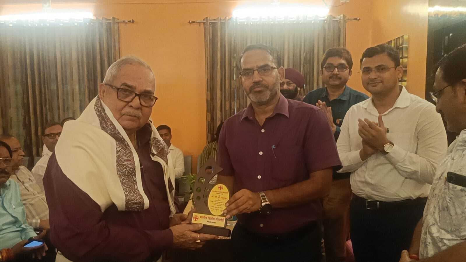 Giridih News: डॉक्टर्स-डे पर रेडक्रॉस में आयोजित हुआ सम्मान समारोह