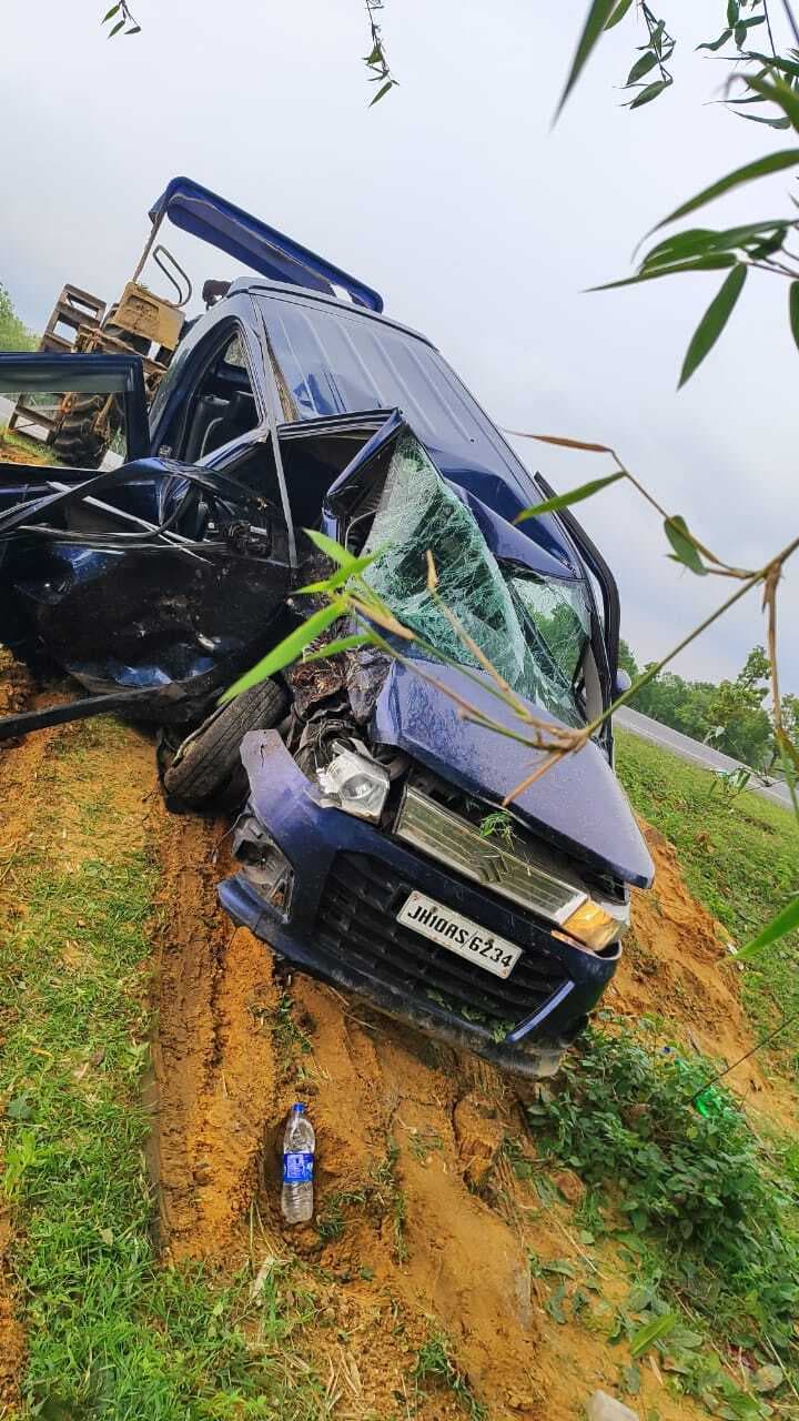 Giridih News: अनियंत्रित कार पेड़ से टकरायी, पांच लोग घायल