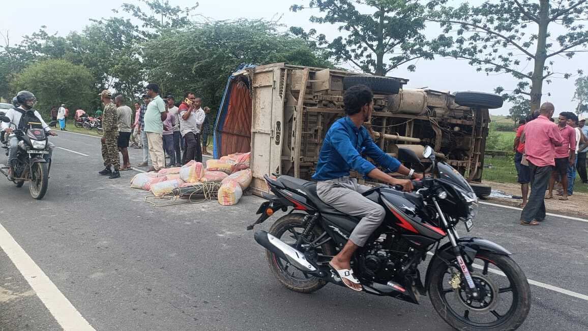 Giridih News: सीमेंट व छड़ लदा वाहन पलटा, वाहन में बैठा एक व्यक्ति गंभीर रूप से घायल, रांची रेफर