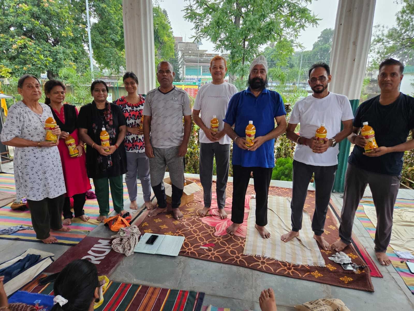 Giridih News: योग शिविर में अधिक दिनों तक भाग लेनेवाले आठ प्रशिक्षु पुरस्कृत