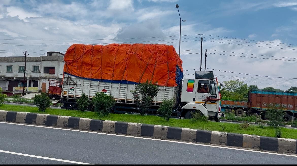 Dhanbad News : दुर्घटना को आमंत्रित कर रहे जीटी रोड पर खुलेआम दौड़ रहे ओवरलोड और ओवरहाइट वाहन, नहीं होती रोक-टोक