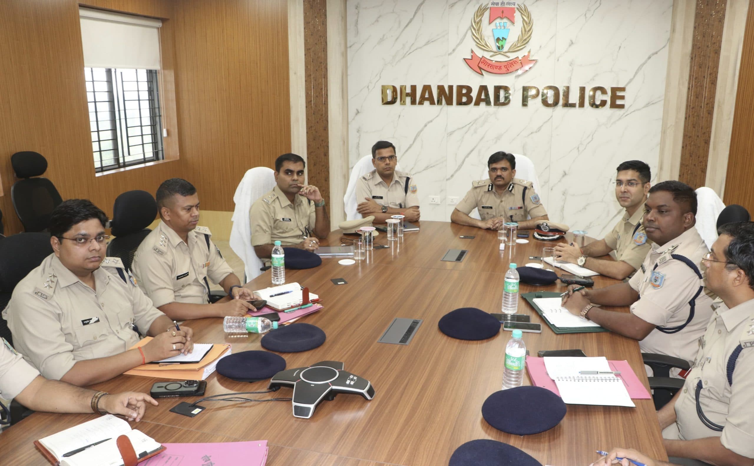 Dhanbad News : बोकारो प्रक्षेत्र के आइजी की समीक्षा बैठक, कहा-अवैध नशे के कारोबार पर अपनाये जीरो टॉलरेंस नीति