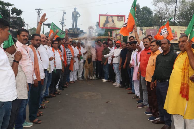 Dhanbad News: भाजपा ने मुख्यमंत्री का पुतला जलाया