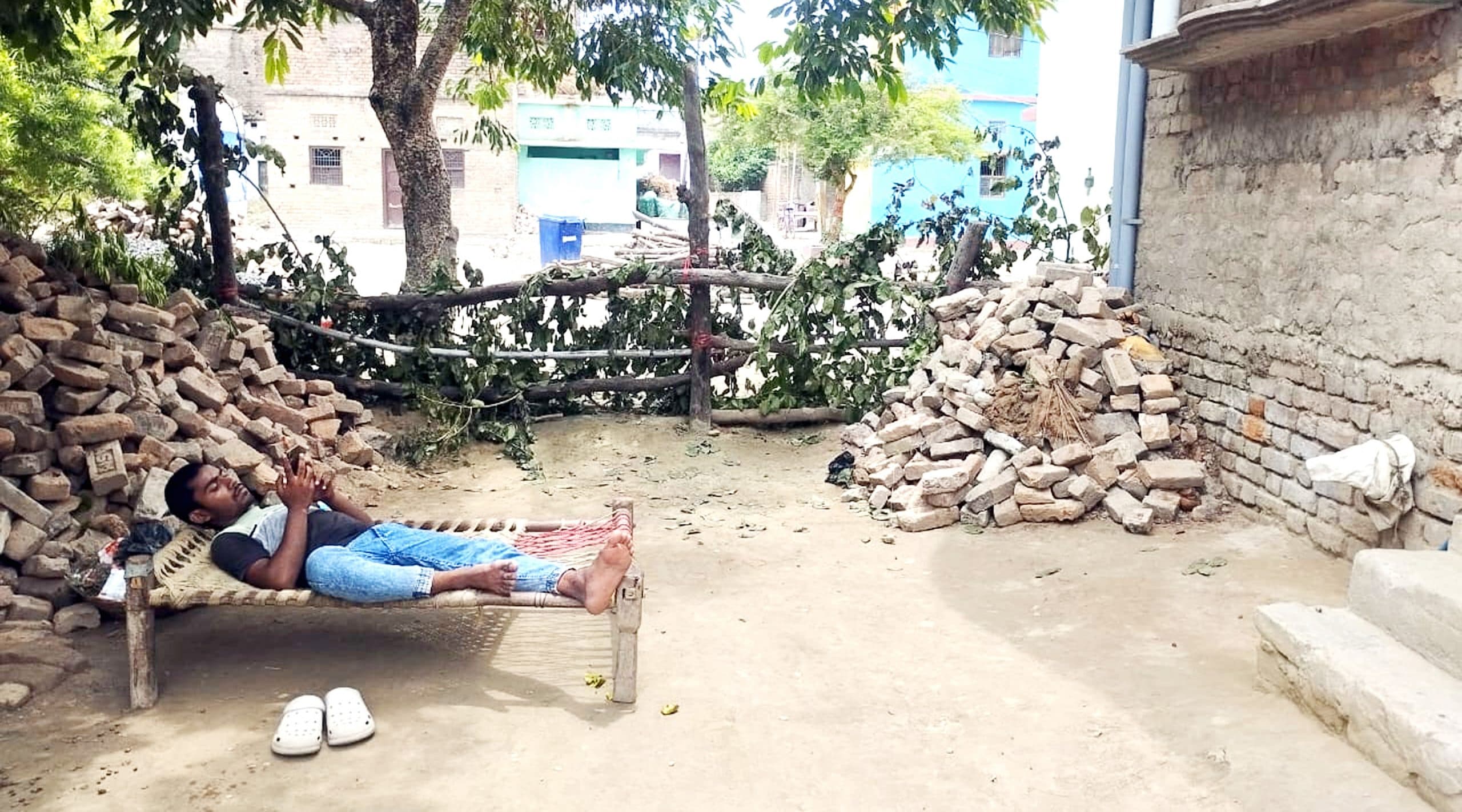 फतेहपुर में 25 परिवारों का रोक दिया गया आने-जाने का रास्ता