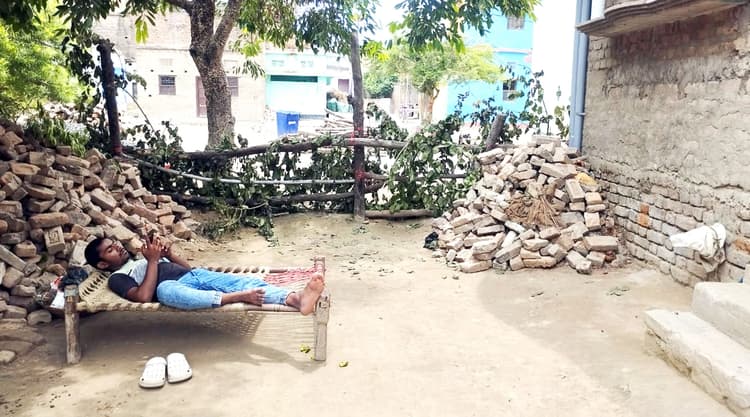 फतेहपुर में 25 परिवारों का रोक दिया गया आने-जाने का रास्ता