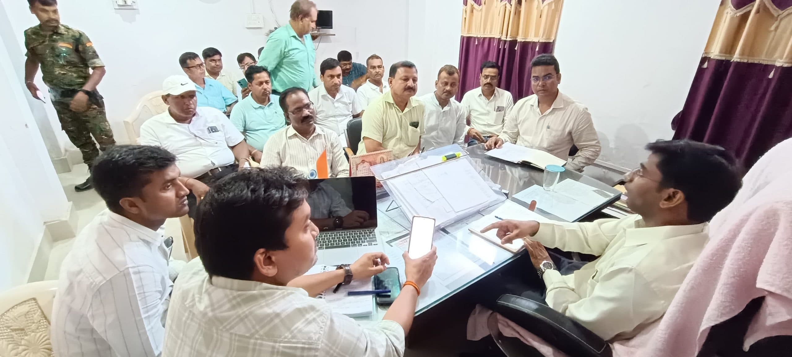 Motihari: बीएलओ सुपरवाइजर के साथ मतदाता पुनरीक्षण कार्य की हुई समीक्षा