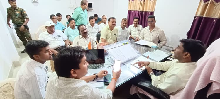 Motihari: बीएलओ सुपरवाइजर के साथ मतदाता पुनरीक्षण कार्य की हुई समीक्षा