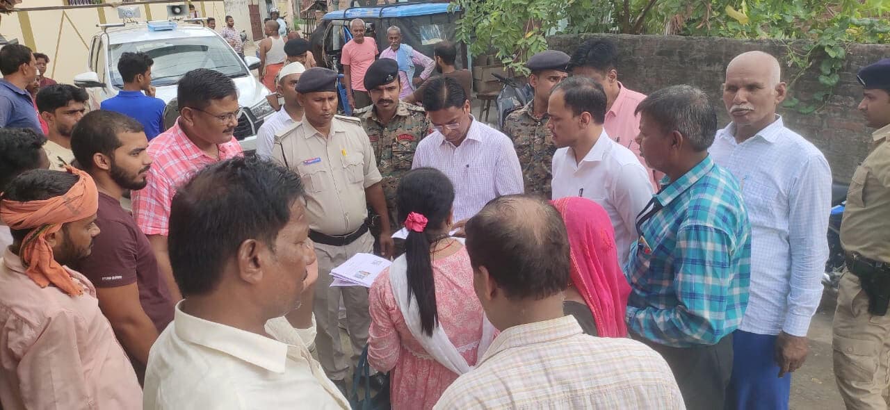 Bahadurpur Vidhan Sabha: बहादुरपुर पहुंचे जिलाधिकारी, बोले- घर-घर जाकर लोगों को मतदाता सूची पुनरीक्षण के बावत दें जानकारी