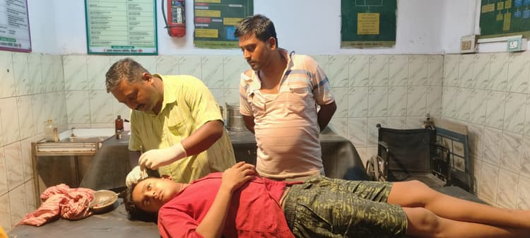 दो निजी विद्यालयों के बीच मारपीट में तीन लोग घायल