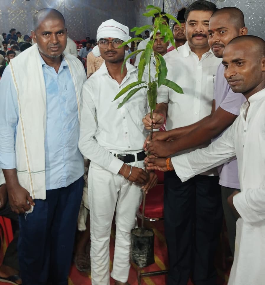 पिता की श्राद्ध में अनोखी पहलः भाइयों ने बांटे 125 फलदार पौधे