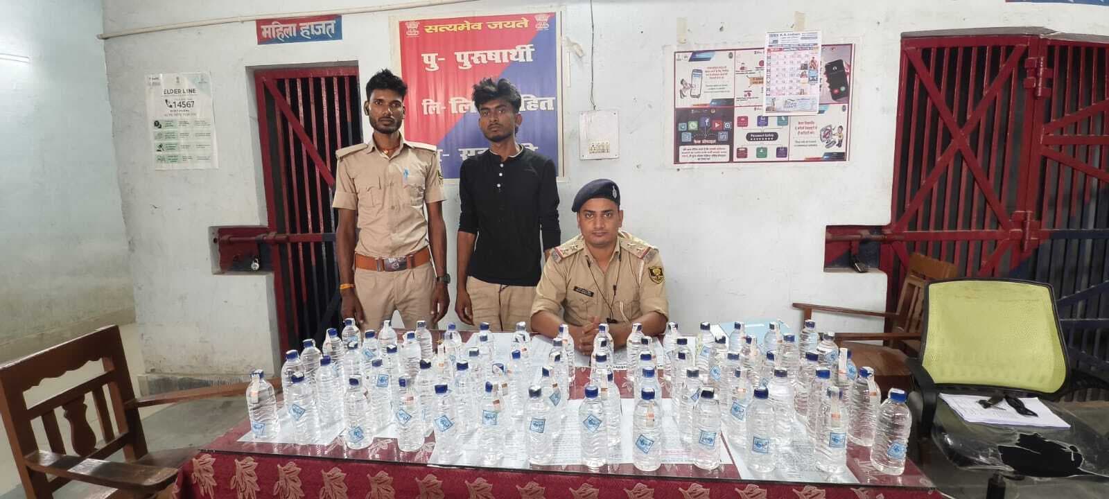 69 बोतल नेपाली शराब के साथ तस्कर गिरफ्तार, बाइक जब्त