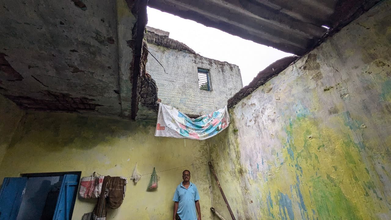 करकट्टा में बारिश से गिरा घर का छज्जा, टला हादसा