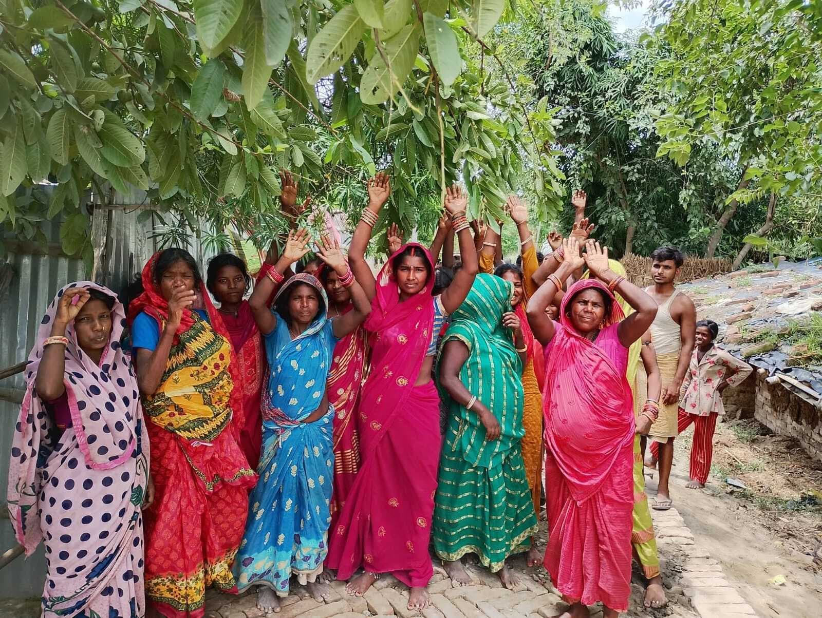 सड़क निर्माण में अनियमितता का आरोप, ग्रामीणों ने कराया कार्य बंद