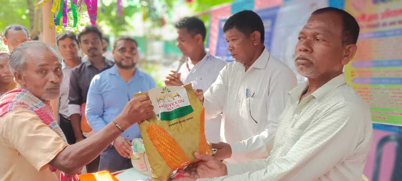 किसानों के बीच किया मड़ुआ-मक्का बीज का वितरण