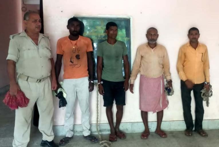 चार शराब तस्कर व एक शराबी गिरफ्तार