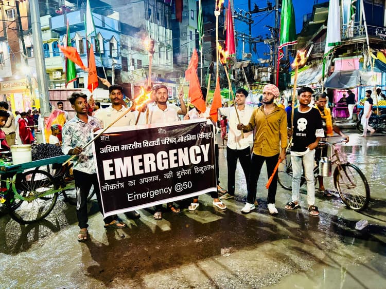 अखिल भारतीय विधार्थी परिषद ने निकाली मशाल यात्रा