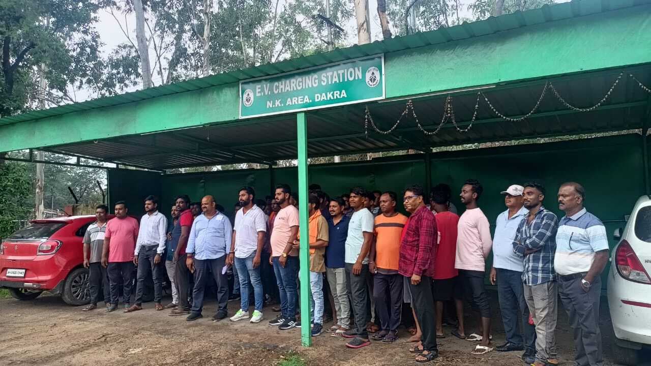 काम से हटाने के विरोध में वाहन चालकों ने की हड़ताल, आंदोलन की चेतावनी