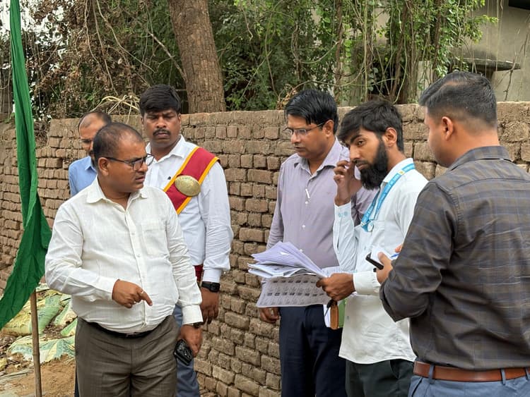 मतदाता सूची विशेष गहन पुनरीक्षण कार्यक्रम का  डीएम ने किया निरीक्षण