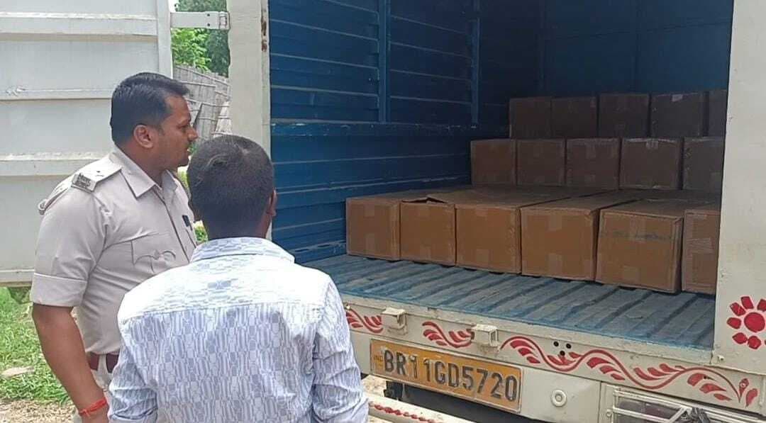 420 लीटर कोरेक्स के साथ एक पिकअप वेन व एक तस्कर गिरफ्तार